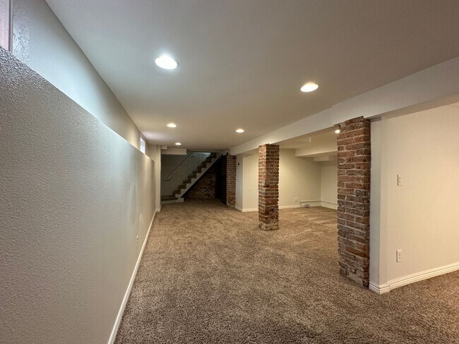 Building Photo - 3 Bedroom 2 Full Bath Renovated Single Fam...