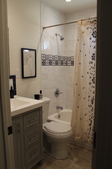 Building Photo - 323 N Vendome St