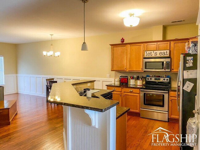 Building Photo - Gorgeous Townhouse in Grey Fox Run
