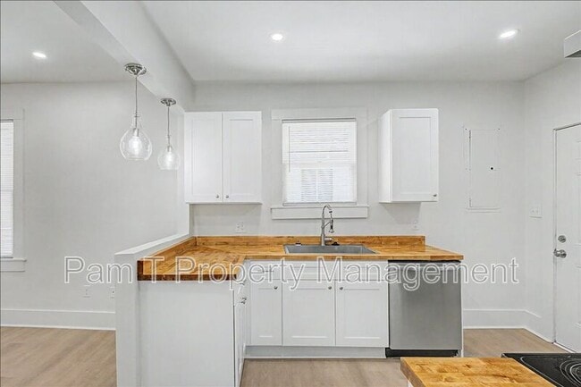Building Photo - 615 W 39th St