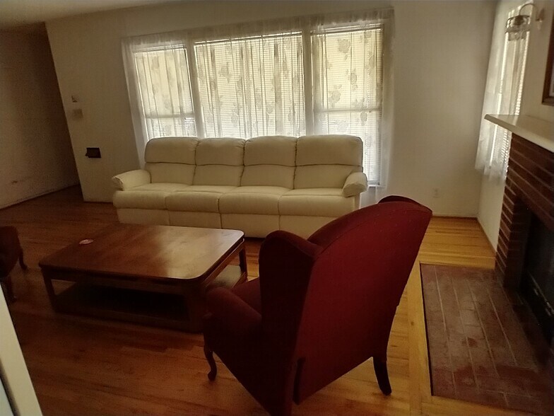 Living room - 6819 Yolanda Ave