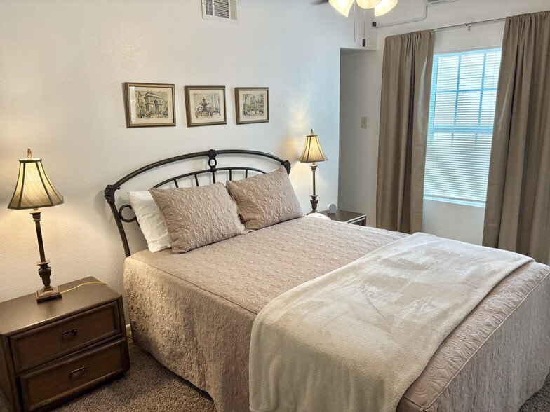 Building Photo - 941 Navidad St