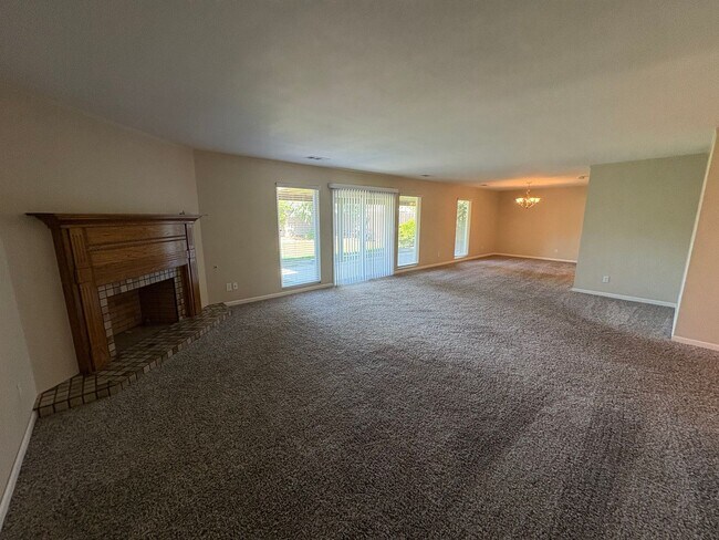 Building Photo - Beautiful Home with solar Rent Ready!