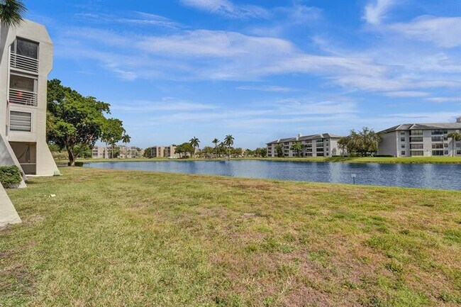 Building Photo - 9440 Poinciana Pl