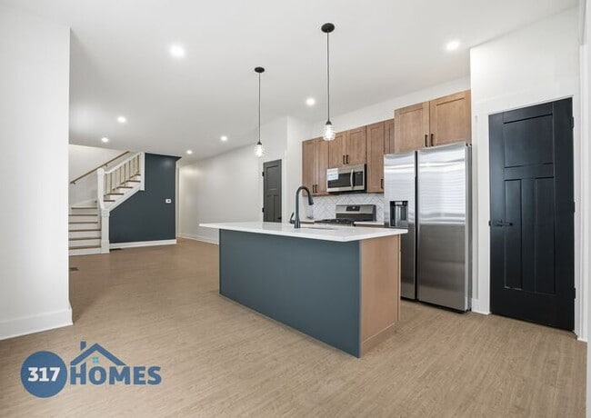 Building Photo - Modern 3 Bedroom Townhome with Skyline Views in Holy Cross