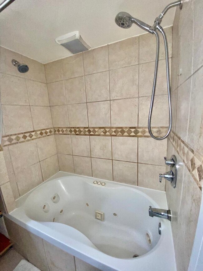 Building Photo - 2624 Redcoat Dr