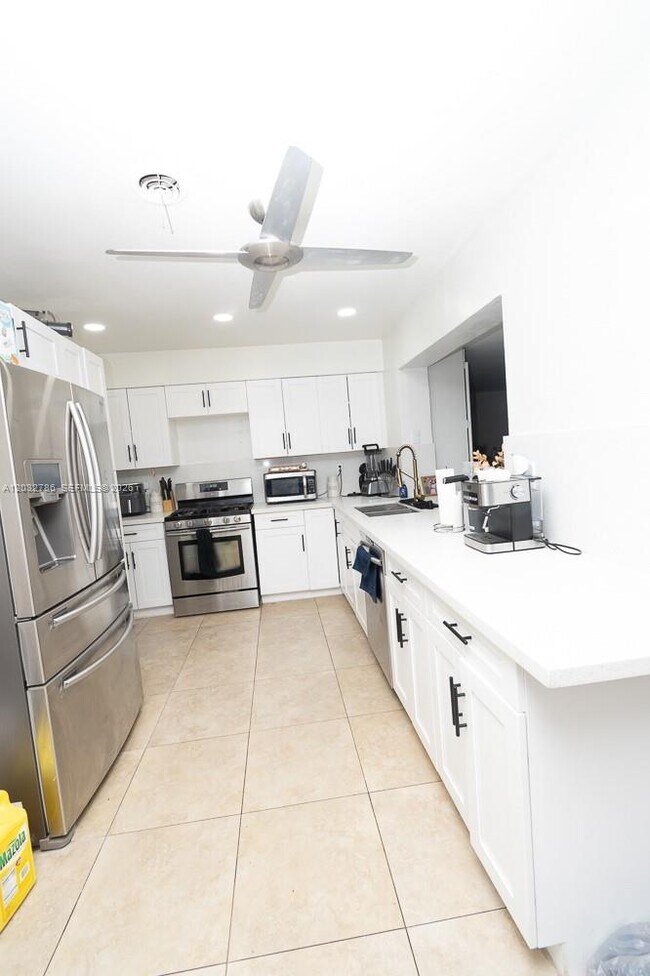 Building Photo - 5941 NW 14th Ct