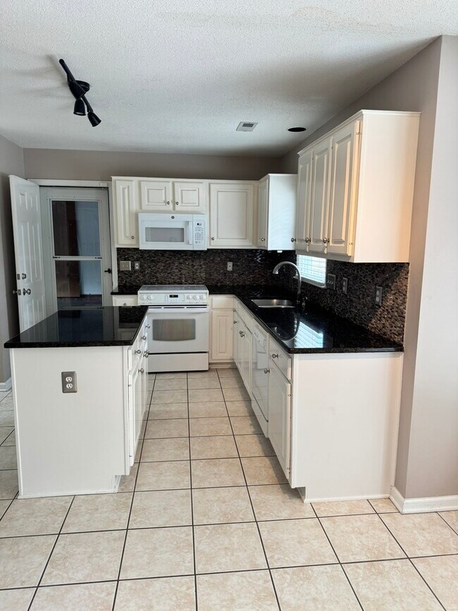 Building Photo - 3004 Southhampton Dr