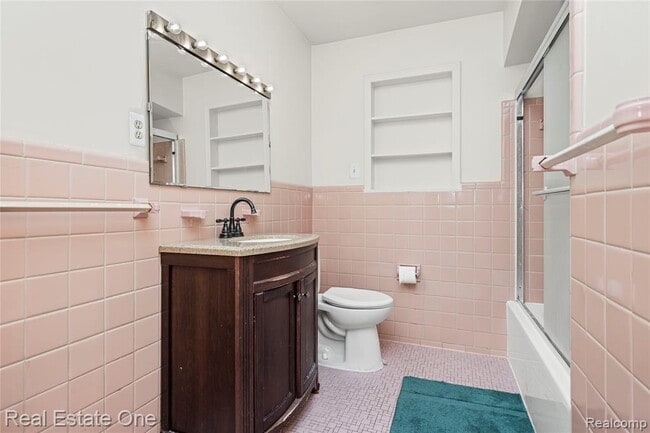 Building Photo - 2360 Pine View Dr