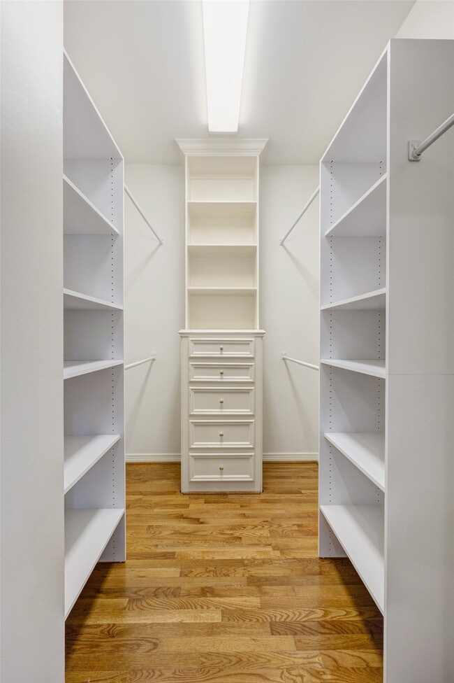 Building Photo - 2709 Wroxton Rd