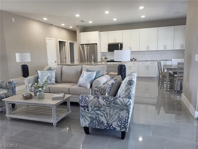 Building Photo - 654 NE 5th Pl