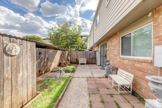 Building Photo - 7547 Brompton St