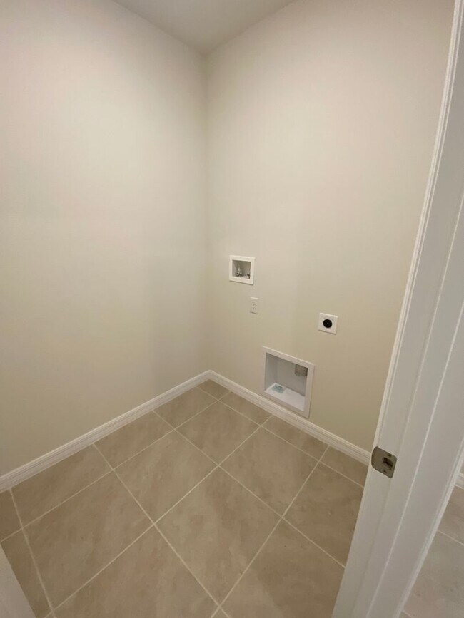 Building Photo - 4 Bedroom 2 Bath home in Oak Leaf Preserve...