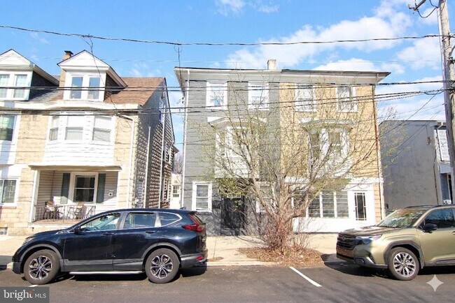 Building Photo - 14 Maple St
