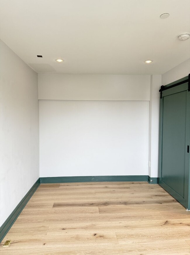 Building Photo - Bright Top-Floor 1BR Condo in Columbia Hei...