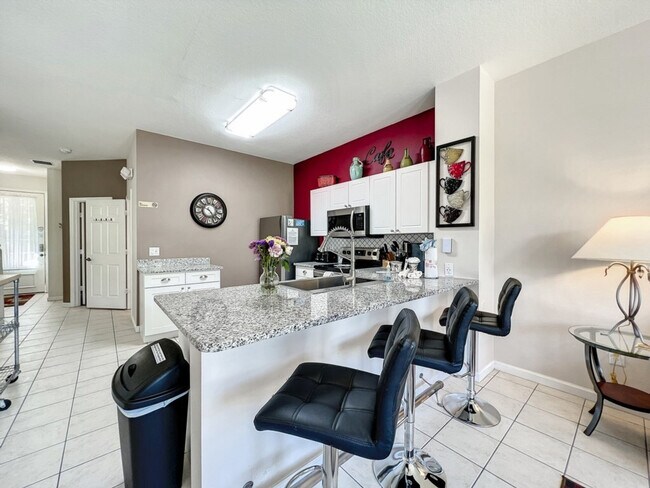 Building Photo - 2421 Silver Palm Dr