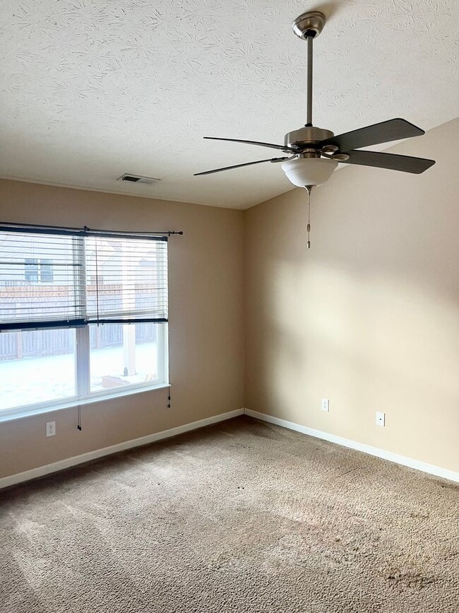 Building Photo - 3 Bed 2 Bath Ranch Style House with Fenced Backyard