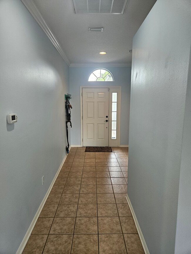 Building Photo - One-year lease starting in January, with free move-in for December.