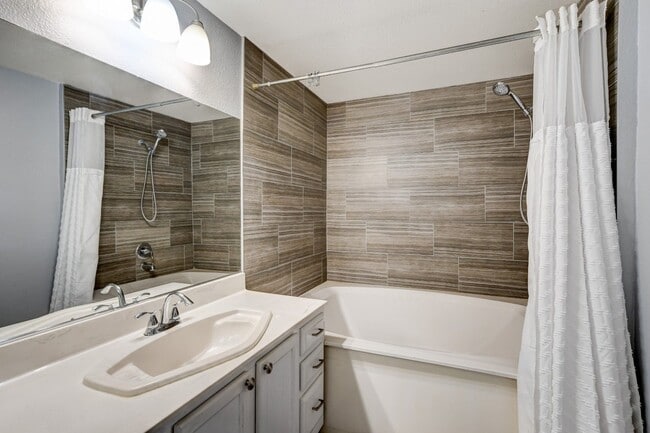 Building Photo - Stunning Upstairs Condo in Gated Indian Wells Community!