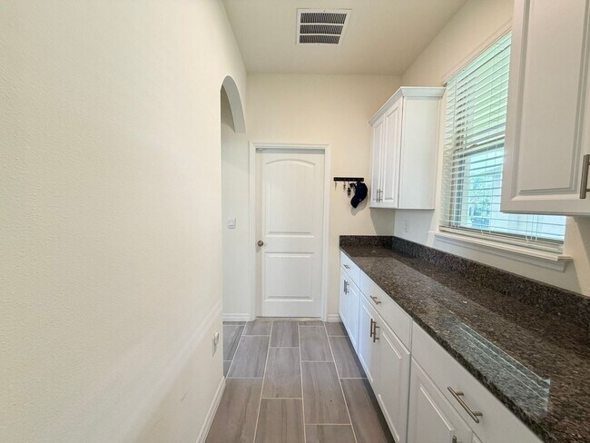 Building Photo - Perfect Home waiting for you! FULLY FURNISHED!