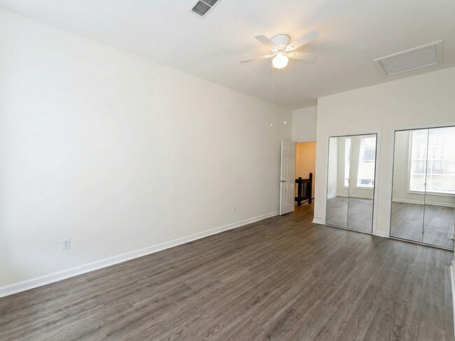 Building Photo - 235 King St