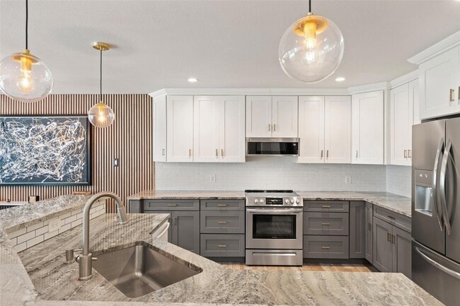 Building Photo - 113 Comet