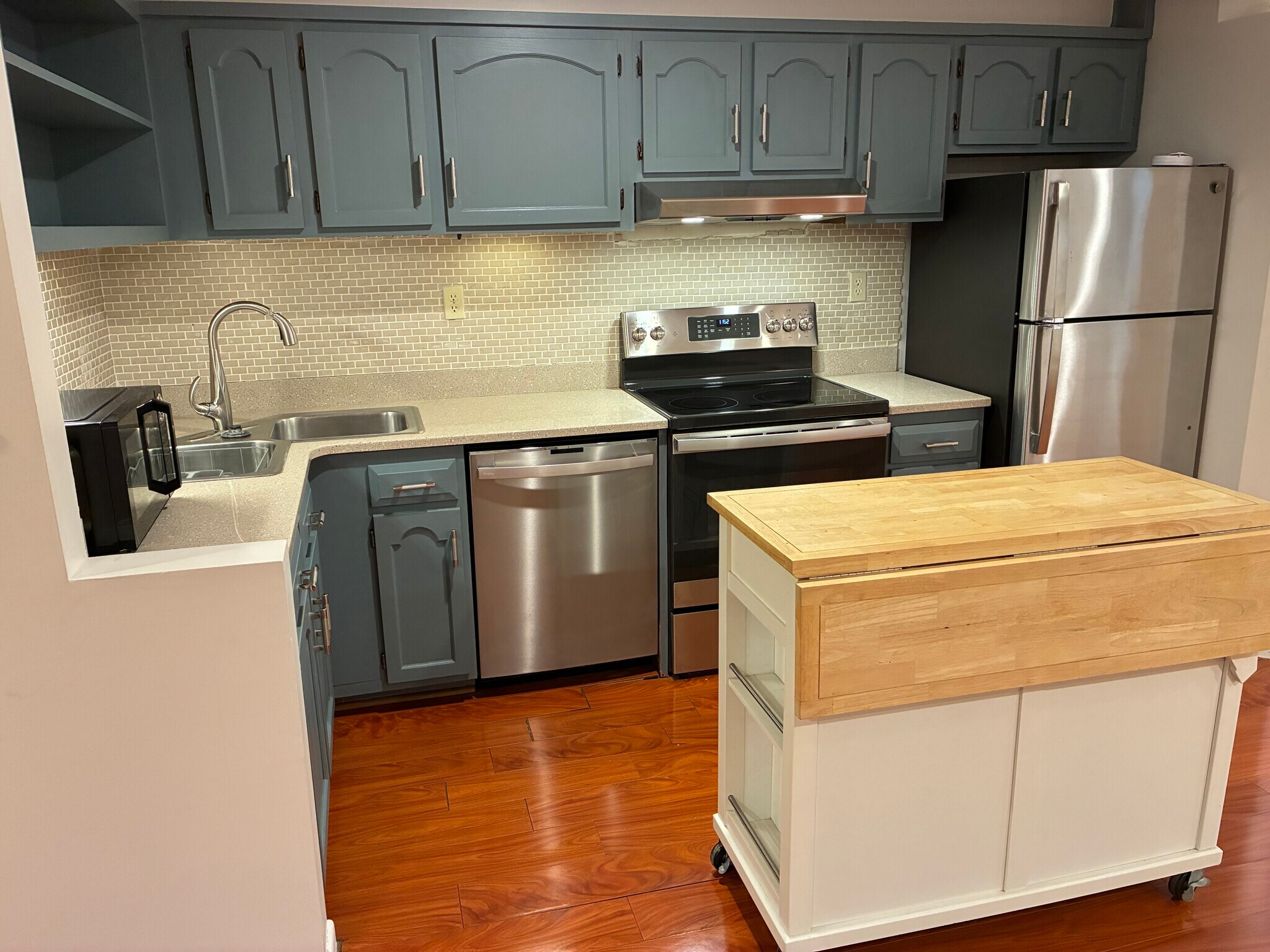 Building Photo - 625 C St NE