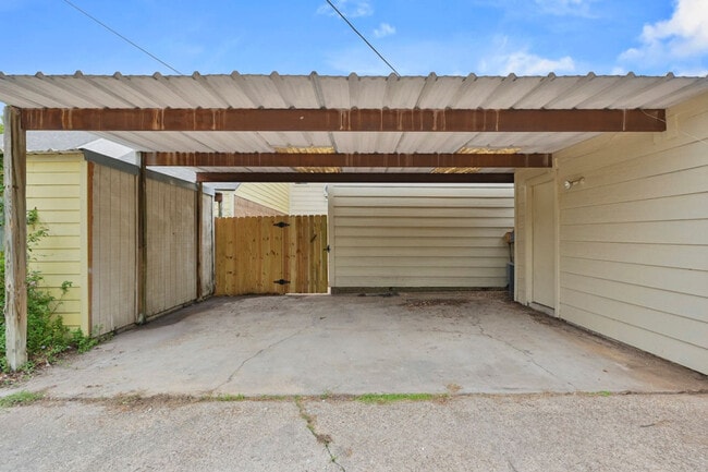 Building Photo - 941 Navidad St