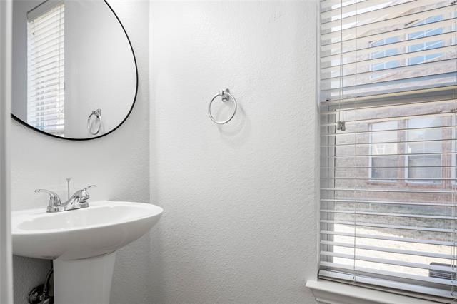 Building Photo - 2000 Webb Dr