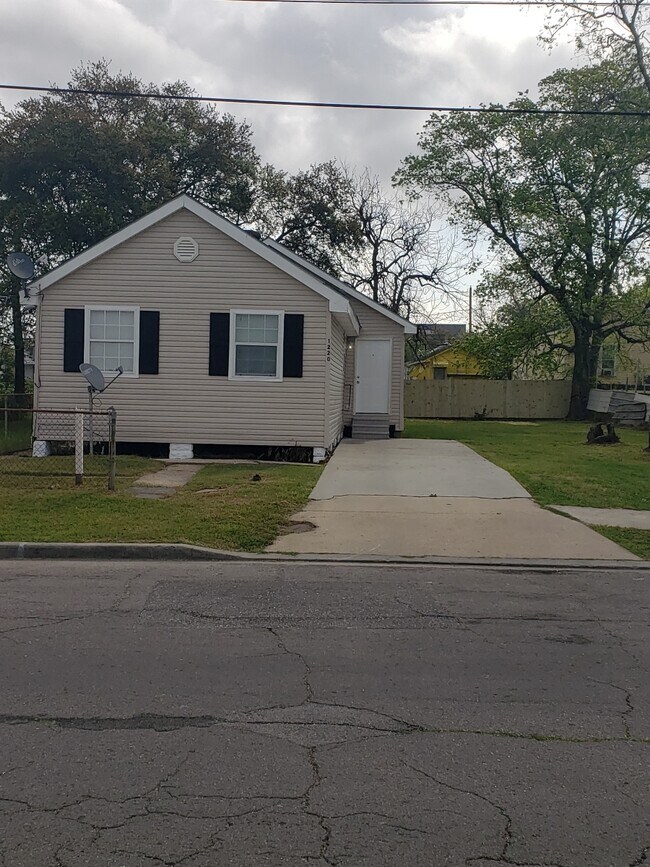 Primary Photo - 1220 Thayer St