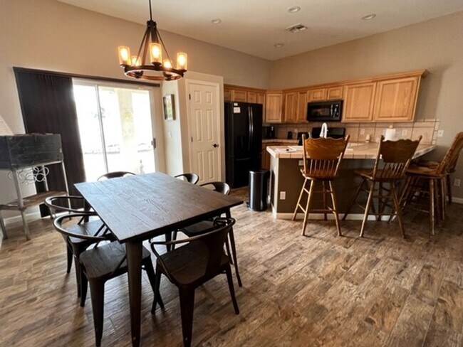 Building Photo - 3 BR LUXE Home-Walk to Colorado River, Golf & near Rotary Park.