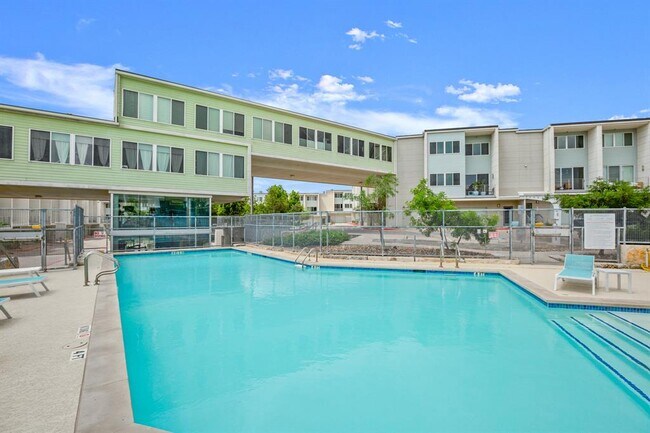 Building Photo - 604 N Bluff Dr