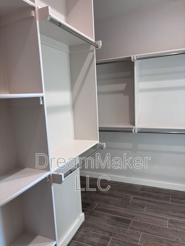 Building Photo - 900 Apple Blossom Wy