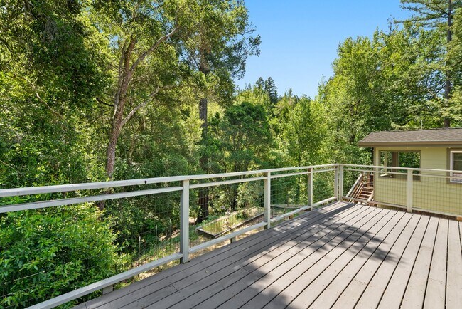 Building Photo - 475 Riverview Dr