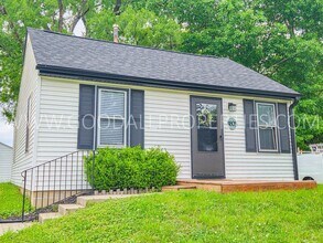 Building Photo - Cozy 2-Bedroom Home Near Downtown Des Moines & Gray’s Lake