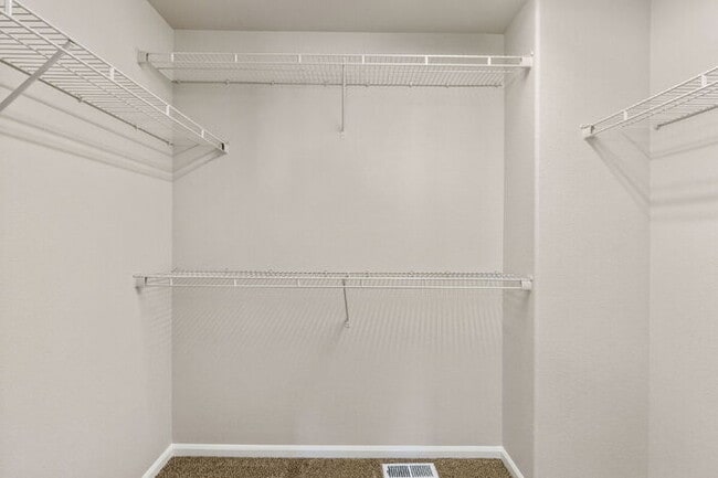 Building Photo - Granite Kitchen, Central AC, Oversized Gar...