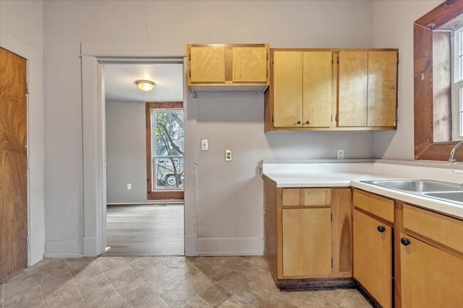 Building Photo - 913 S Hoff Ave