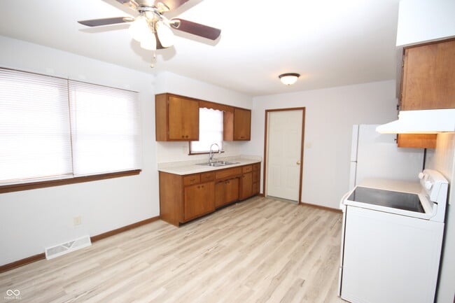 Building Photo - 806 Thorndale St