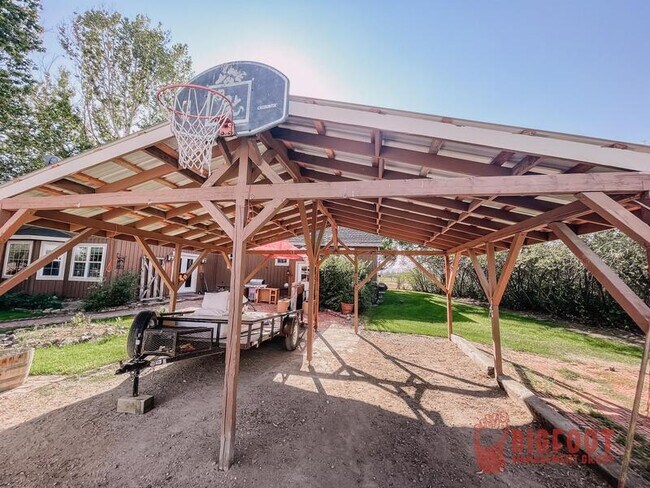 Building Photo - 4015 Green Meadow Dr