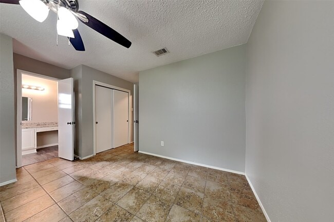 Building Photo - 18538 Spinney Ln