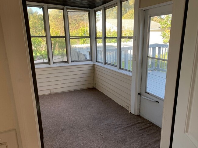 Building Photo - 3 Bed 1.5 Bath Colonial