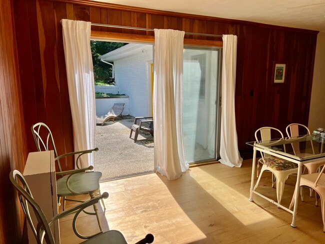 Building Photo - 250 Edgewood Dr