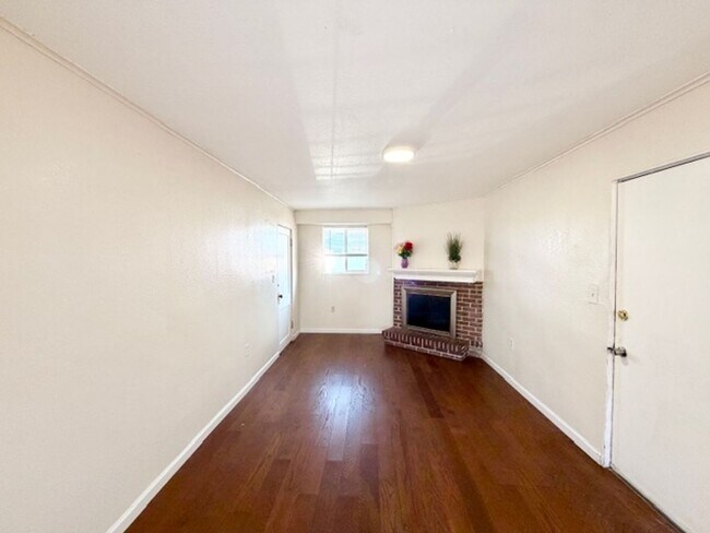 Building Photo - Del Mar Brick Ranch