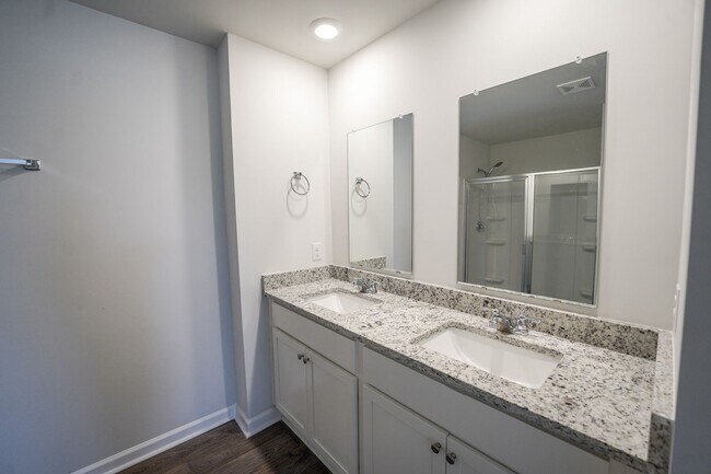 Building Photo - AVAILABLE NOW!