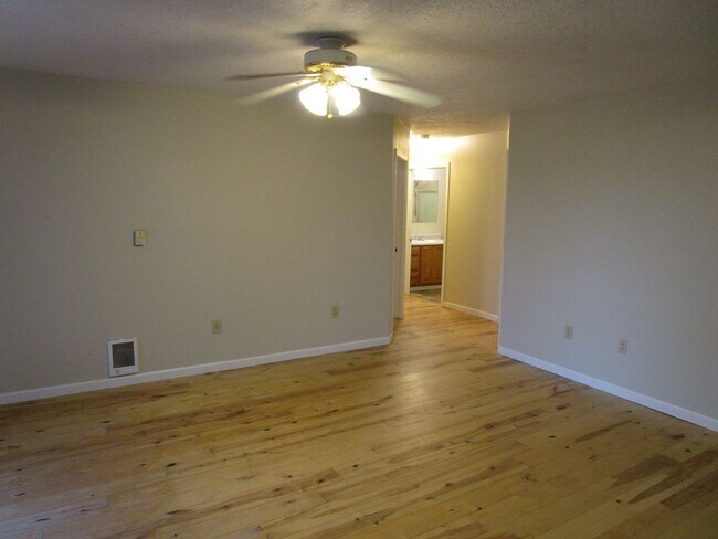 Building Photo - 7110 Teenie Rd