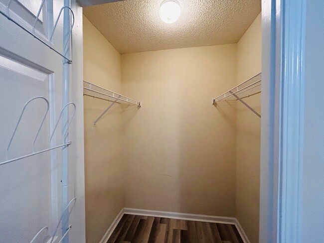 Building Photo - Beautiful Maintenance free 2 bedroom 2 bat...