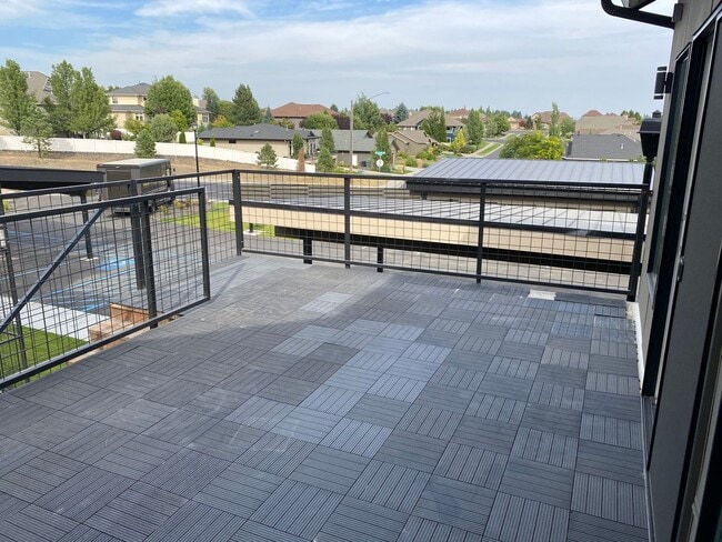 Building Photo - Modern 1 Bed, 2 Bath with Rooftop Patio!