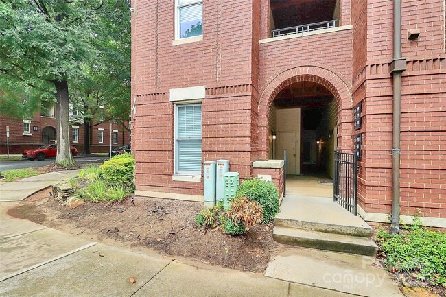 Building Photo - 793 Garden District Dr