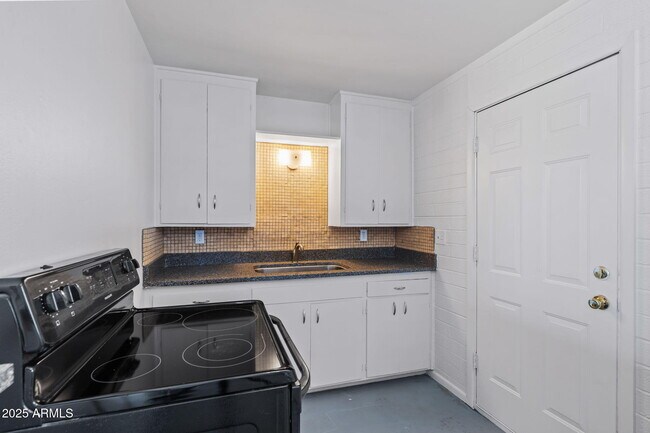 Building Photo - 1102 S Stratton Ln