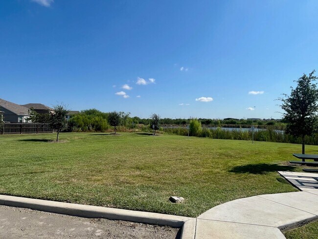 Building Photo - Spacious 4 Bedroom ~ Convenient to JBSA Randolph AFB or JBSA Lackland AFB! Fridge/Washer/Dryer In...